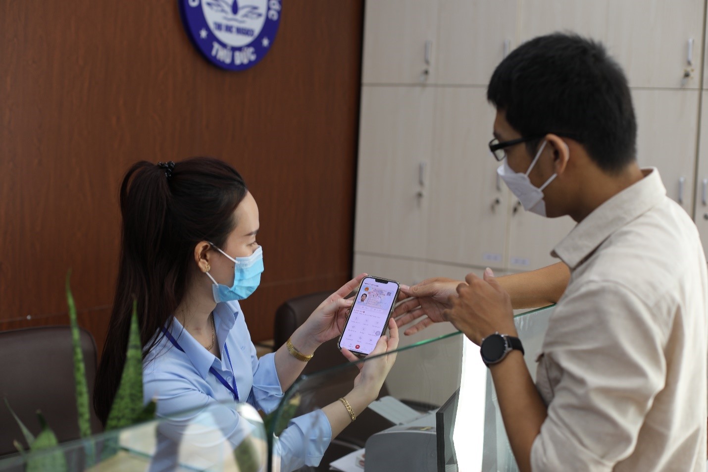 1-8189-1683614470 Nhân viên Công ty Cổ Phần Cấp nước Thủ Đức hướng dẫn người dân khai báo xin cấp định mức nước qua ứng dụng VneID. Ảnh: Sawaco
