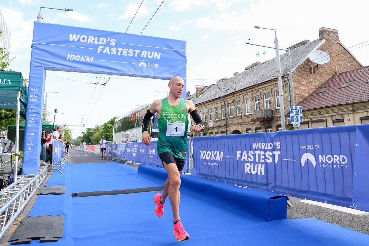 Sorokin trên đường chạy 100km giải The Worlds Fastest Run ở Vilnius, Litva ngày 14/5. Ảnh: NORD Security