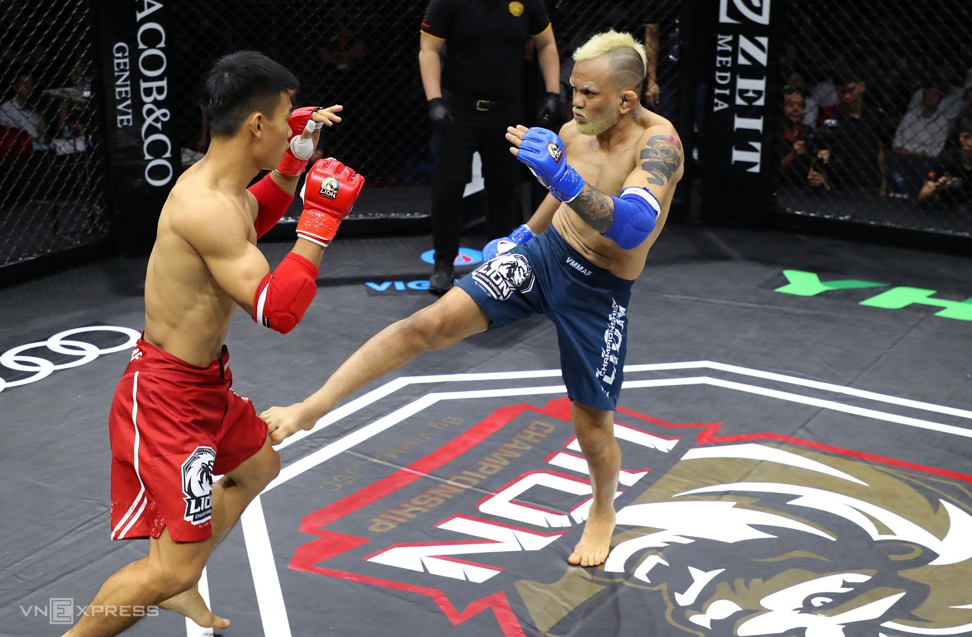 2-1682213165-jpeg-1684982765-7784-1684983050 Robson Oliveira (phải) trong trận đấu với Trần Ngọc Lượng ở sự kiện 05 của giải LION Championship 2023, ngày 27/4. Ảnh: Phong Lê