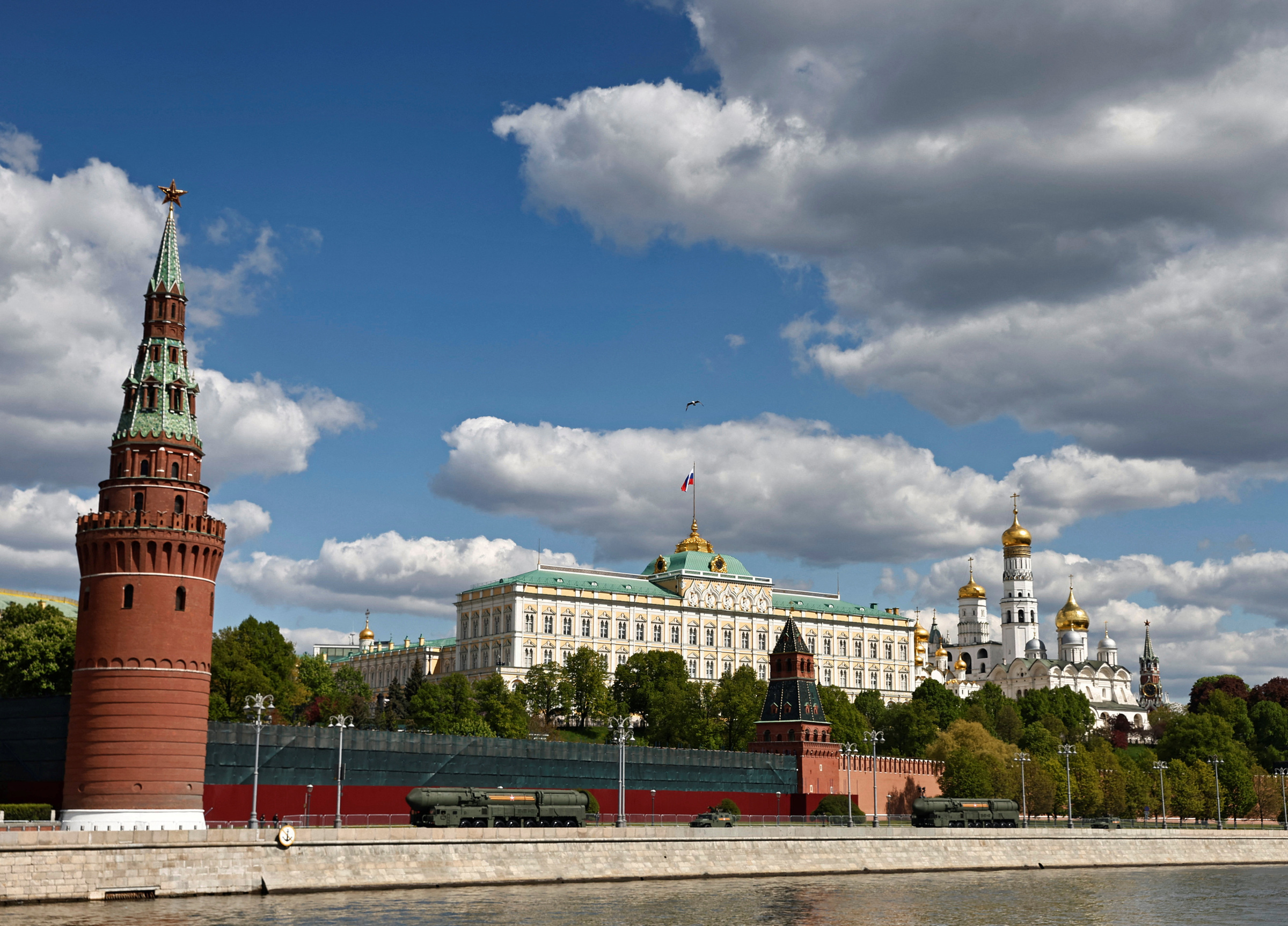 2023-05-09t083834z-416848960-r-1954-6324-1683857476 Khí tài và phương tiện cơ giới đi qua bức tường Điện Kremlin trong lễ Duyệt binh Chiến thắng tại Moskva hôm 9/5. Ảnh: Reuters