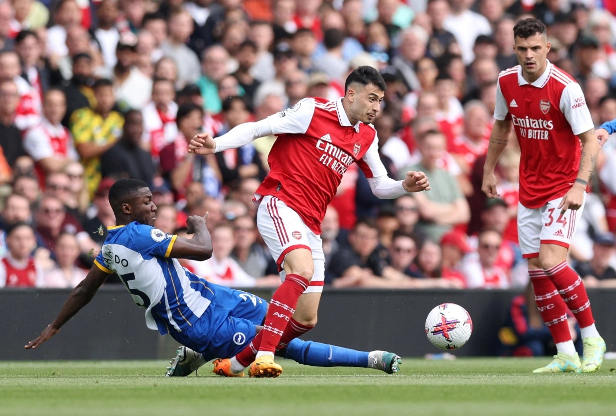 Tiền đạo Martinelli bị Moises Caicedo của Brighton truy cản trong trận Arsenal thua 0-3 ở vòng 36 Ngoại hạng Anh ngày 14/5. Ảnh: Reuters