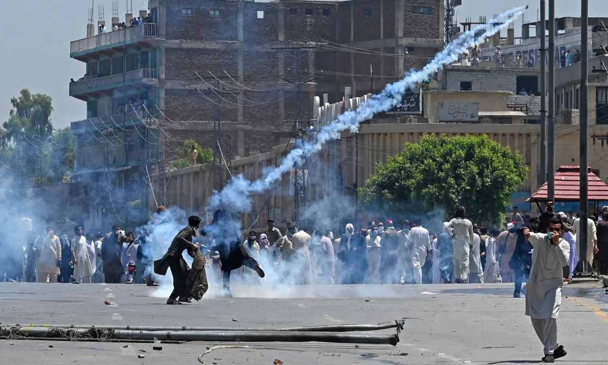 230510105720-02-imran-khan-arr-9469-4971-1683780499 Người biểu tình đụng độ với cảnh sát Pakistan tại thành phố Peshawar hôm 10/5, sau khi cựu thủ tướng Imran Khan bị bắt. Ảnh: AFP