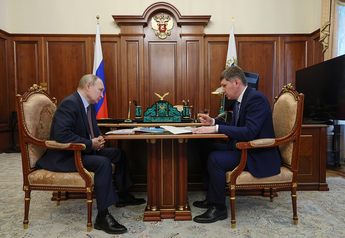 Tổng thống Vladimir Putin (trái) và Bộ trưởng Phát triển Kinh tế Maxim Reshetnikov tại Điện Kremlin ngày 4/5. Ảnh: AFP