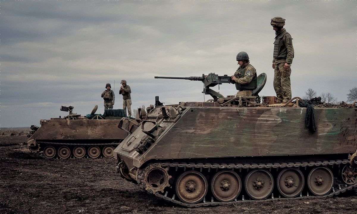 5563187178137267719a-ukraine-2-7829-1209-1683863842 Lính Ukraine trên thiết giáp M113 tại vùng Donbass ngày 8/4. Ảnh: Reuters