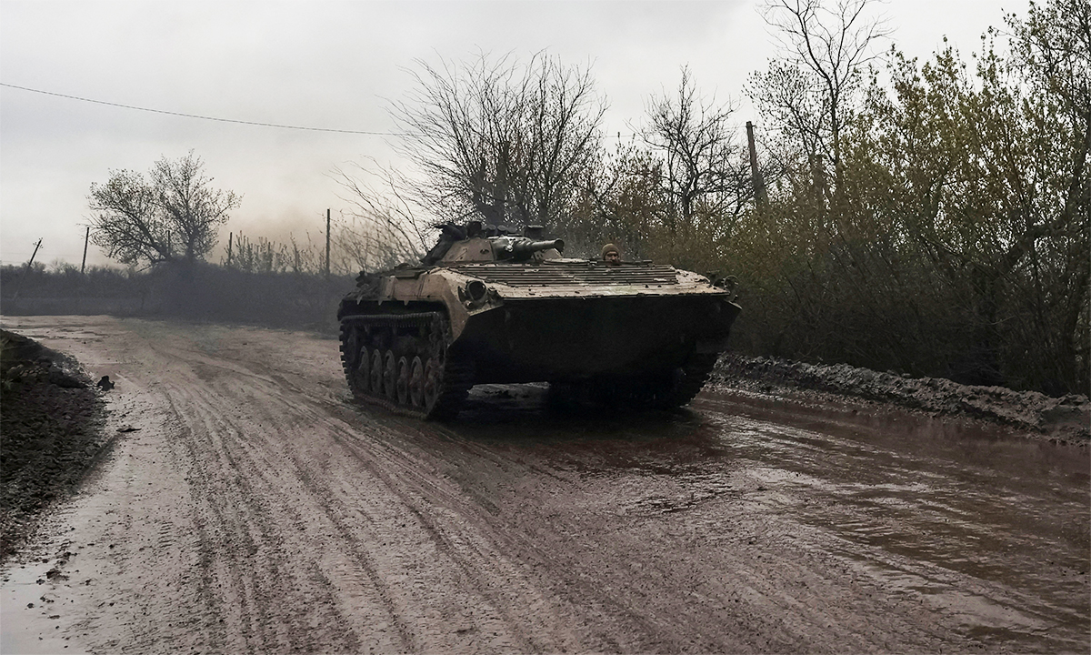 5563187178137267742a-ukraine-5-1255-4598-1683518365 Thiết giáp BMP-1 của Ukraine gần Bakhmut ngày 21/4. Ảnh: Reuters