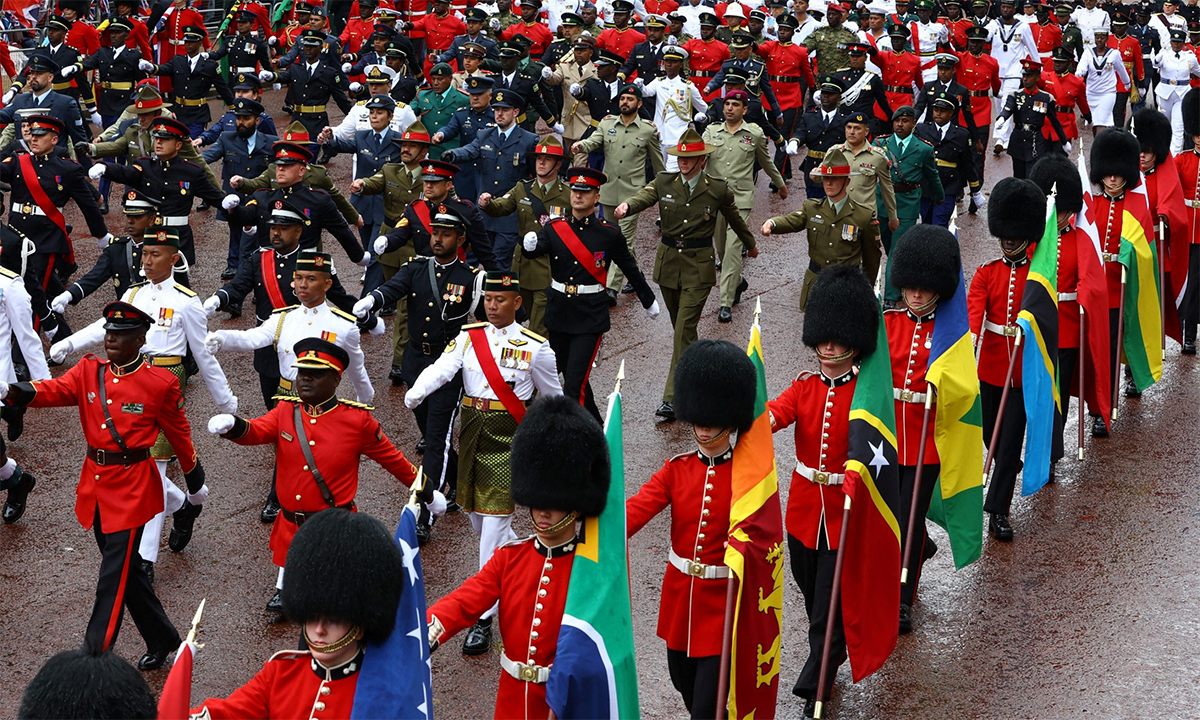 55631871781372677455a-anh-6313-1683536669 Binh sĩ Anh cùng các quốc gia thuộc Khối Thịnh vượng chung diễu hành vào lễ đăng quang của Quốc vương Charles III ngày 6/5. Ảnh: Telegraph