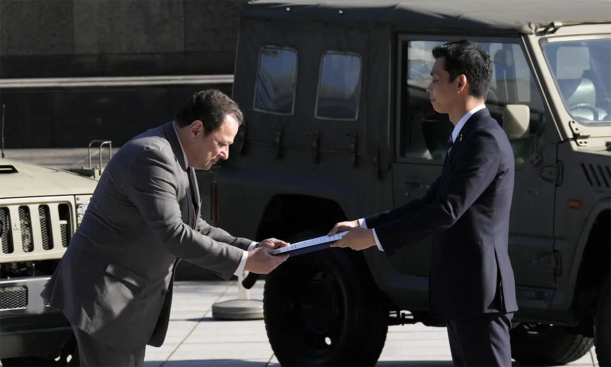 55631871781372677486a-ukraine-8027-4844-1684982652 Thứ trưởng Quốc phòng Nhật Bản Toshiro Ino (phải) trao tài liệu cho đại sứ Ukraine Sergiy Korsunsky trong buổi lễ ở Tokyo ngày 24/5. Ảnh: AP