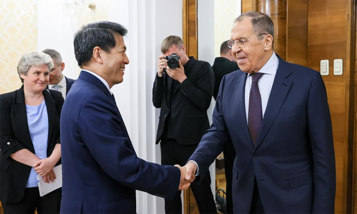 55631871781372677492a-nga-6951-1685118685 Ngoại trưởng Nga Sergey Lavrov bắt tay đặc phái viên Trung Quốc Lý Huy trước cuộc gặp tại thủ đô Moskva ngày 26/5. Ảnh: BNG Nga
