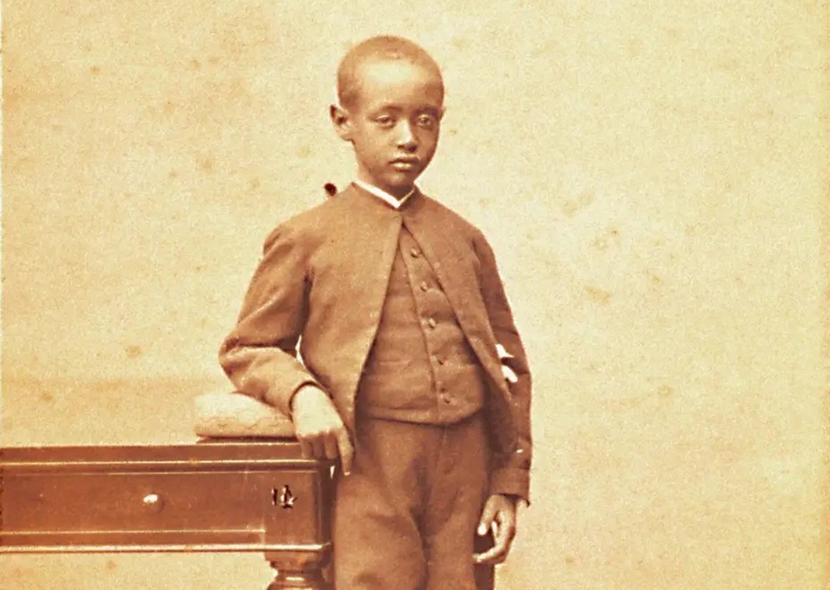 646c7977a739dc001808fbee-jpeg-9431-1685094476 Hoàng tử Dejatch Alemayehu khi còn nhỏ. Ảnh: Victoria and Albert Museum