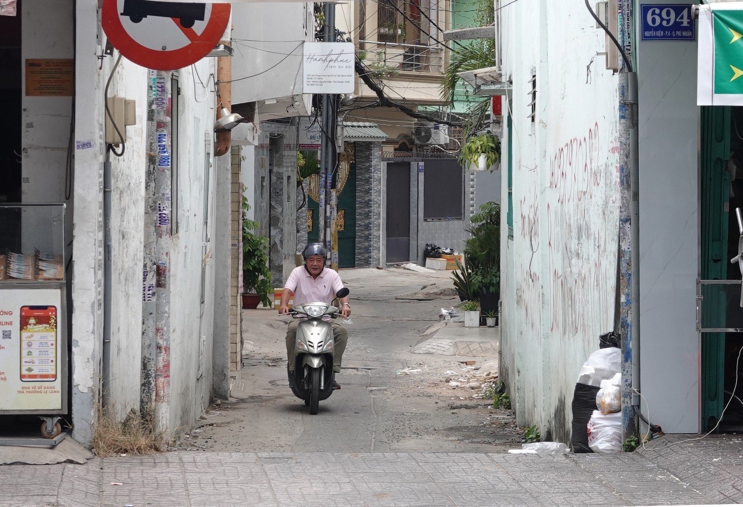 6d433dd25a45861bdf54-7628-1681-7578-7866-1684845920 Hẻm 694 ở quận Phú Nhuận được người dân hiến đất để mở rộng, hồi đầu tháng 4 nhưng bị tắc vì chưa được bố trí vốn. Ảnh: Hạ Giang