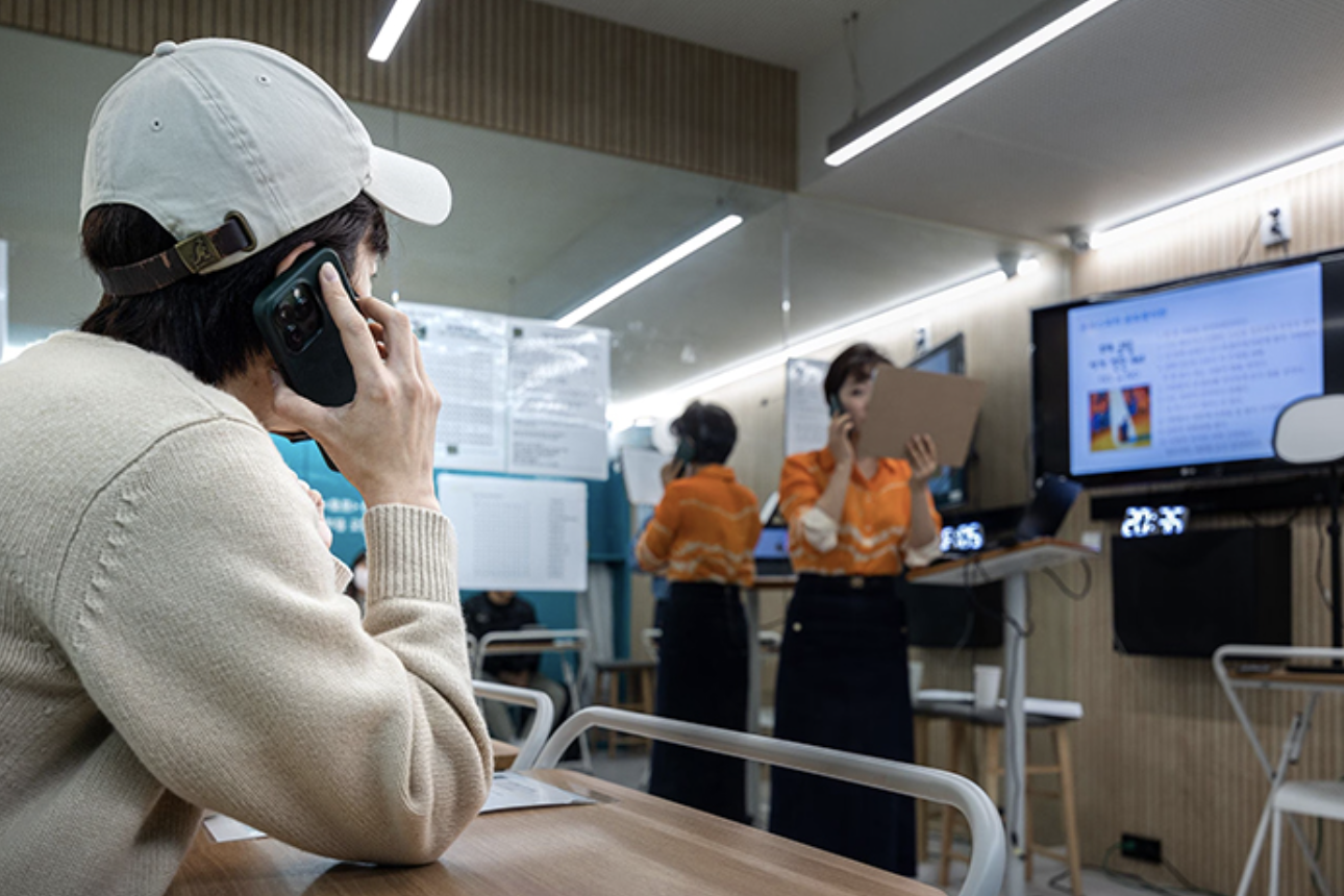 a-nh-chu-p-ma-n-hi-nh-2023-05-3618-5101-1684490220 Một học viên mô phỏng cuộc trò chuyện qua điện thoại với một người hướng dẫn trong một lớp học giao tiếp ở Seoul, hôm 9/5. Ảnh: Chosun