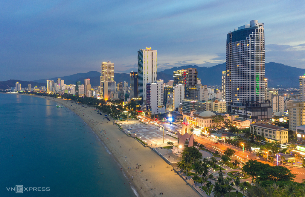 a-tb-condotel-nha-trang-pic-vu-1204-6921-1682819385 Thị trường condotel và khách sạn dọc theo bờ biển Nha Trang. Ảnh: Mạnh Cường