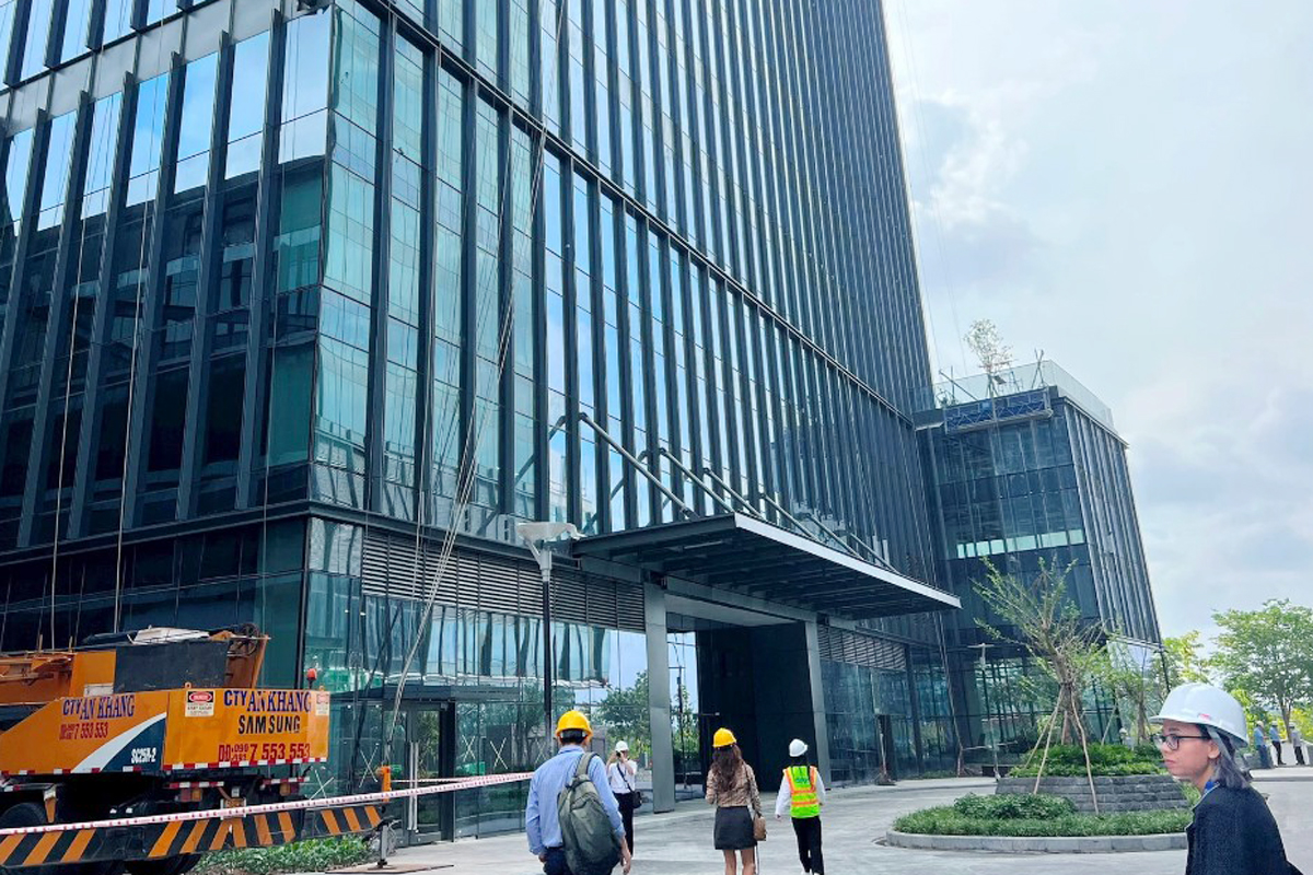 a-tb-thu-thiem-vp-4474-1684287543 Một tòa cao ốc văn phòng hạng A tại Thủ Thiêm sắp được đưa vào khai thác trong quý này. Ảnh: Trung Tín