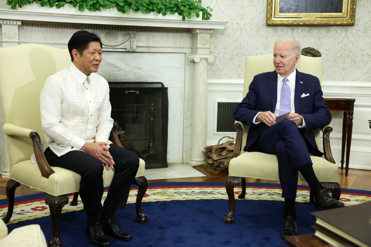afp-com-20230501-ph-gty-148689-6457-3081-1682996749 Tổng thống Mỹ Joe Biden (phải) và Tổng thống Philippines Ferdinand Marcos tại Nhà Trắng ngày 1/5. Ảnh: AFP