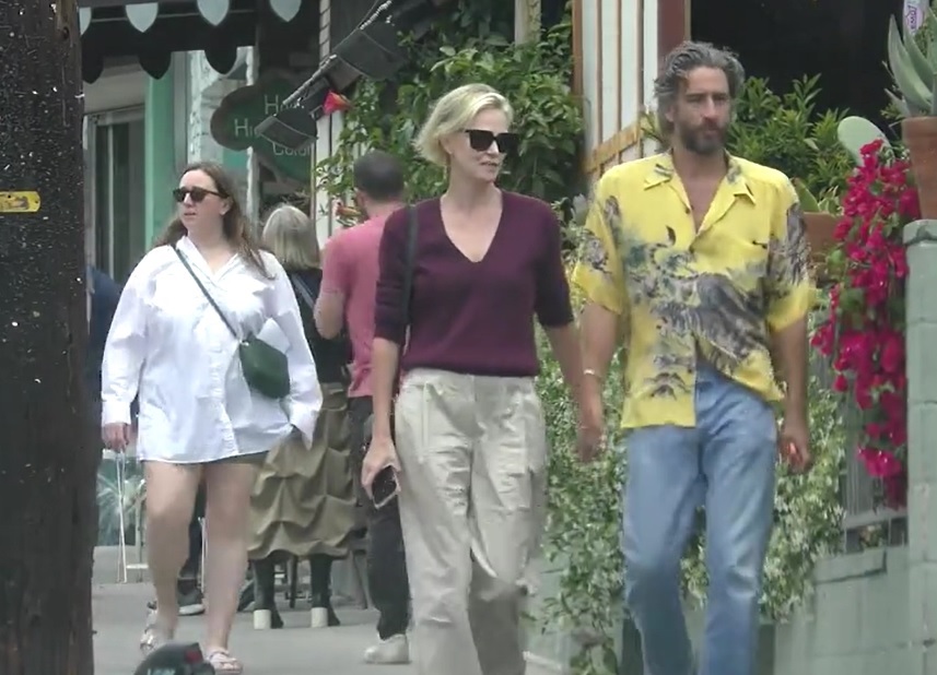 alexander-dimitrijevic-charliz-4807-1141-1684314539 Theron và bạn trai nắm tay, rời khỏi một nhà hàng tại Los Angeles hôm 14/5. Ảnh: BACKGRID