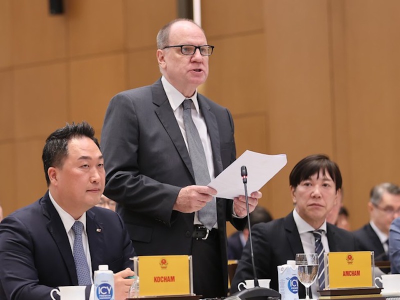 Ông Greb Testerman, Chủ tịch Hiệp hội Doanh nghiệp Mỹ tại Việt Nam (Amcham) phát biểu tại hội nghị gặp Thủ tướng, ngày 22/4. Ảnh: VGP