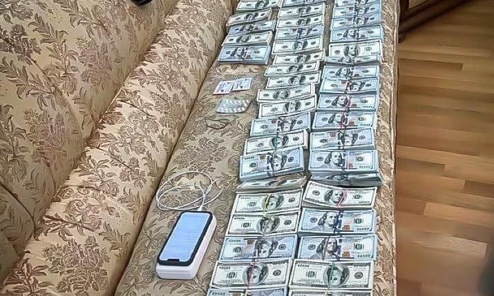 cats-9315-1684307722 Những xấp tiền được tìm thấy trong một cuộc đột kích của lực lượng chống tham nhũng Ukraine, được công bố hôm 15/5. Ảnh: Reuters