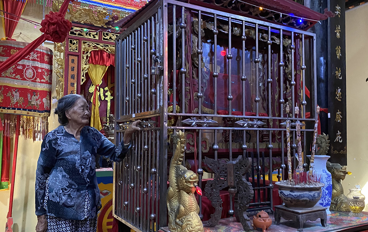 chon-sp-1-8224-1684227074 Bà Lương Hoàng Oanh - Phó Ban quản lý Di tích Công thần miếu chỉ nơi bảo quản các sắc phong. Ảnh: An Bình