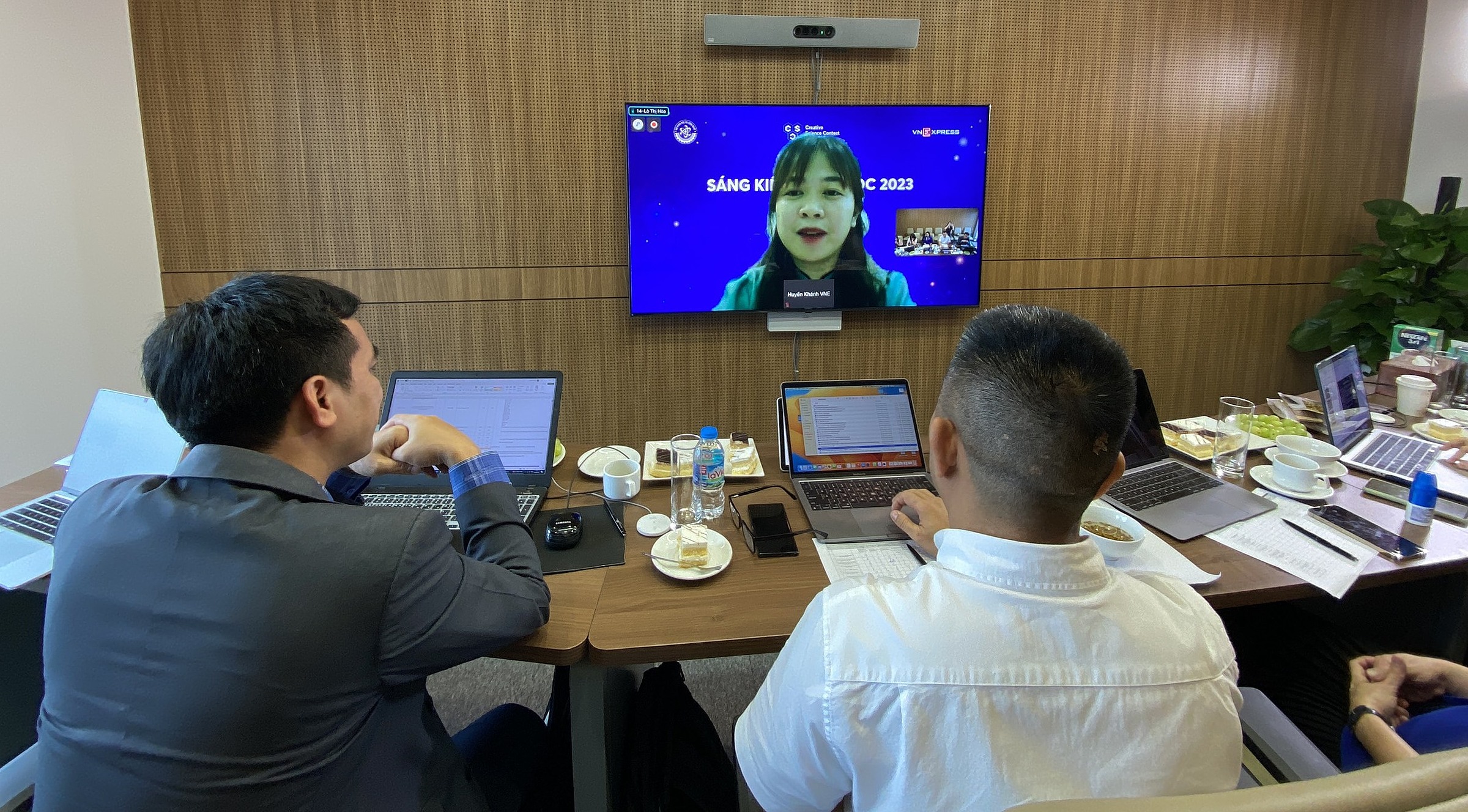 d2939351154cca12935d-168422441-7071-3268-1684224714 Ban giám khảo chấm điểm các dự án tại vòng chung kết.