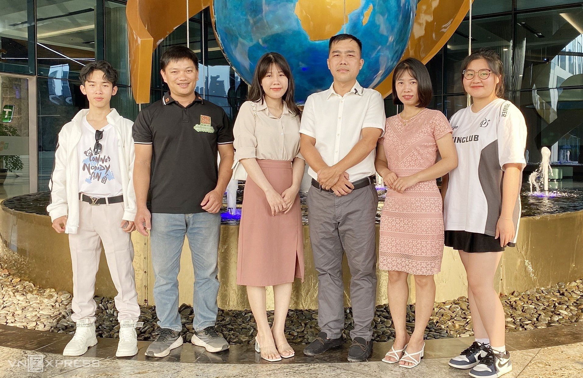 d4ab62b404ddda8383cc-7932-1684-8316-4061-1684239326 Nhóm nhà khoa học, tác giả dự thi hội tụ tại Hà Nội trước thềm Lễ trao giải. Ảnh: NQ