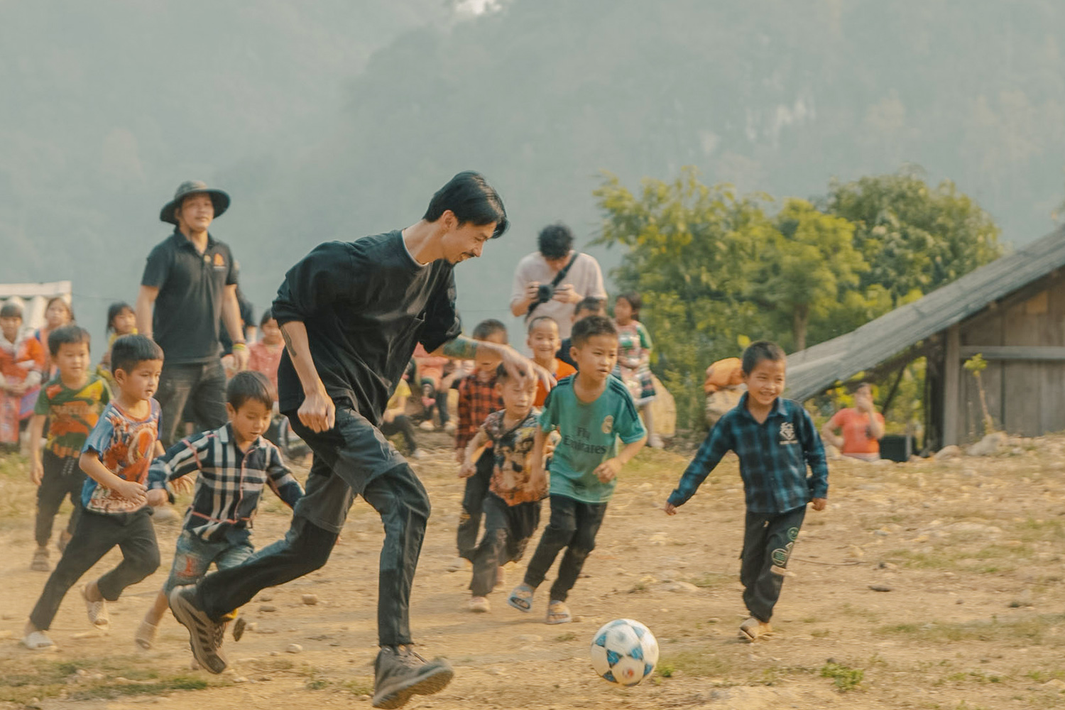 den-vau-top-1-vung-cao-4837-1684137393 Đen Vâu ấp ủ dự án nuôi các trẻ em vùng cao đến trường với MV mới. Ảnh: Lê Duy