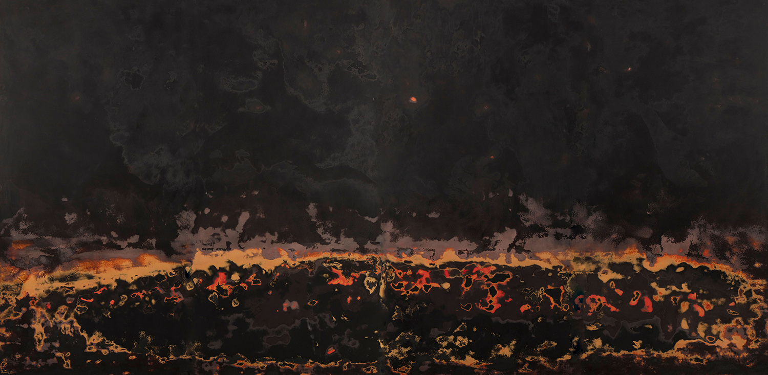 dinh-quan-1-6770-1684820890 Tác phẩm Thiên Khải với dải sáng như các vệt đen đang bốc cháy giữa vầng thái dương. Ảnh: Bến Thành Art