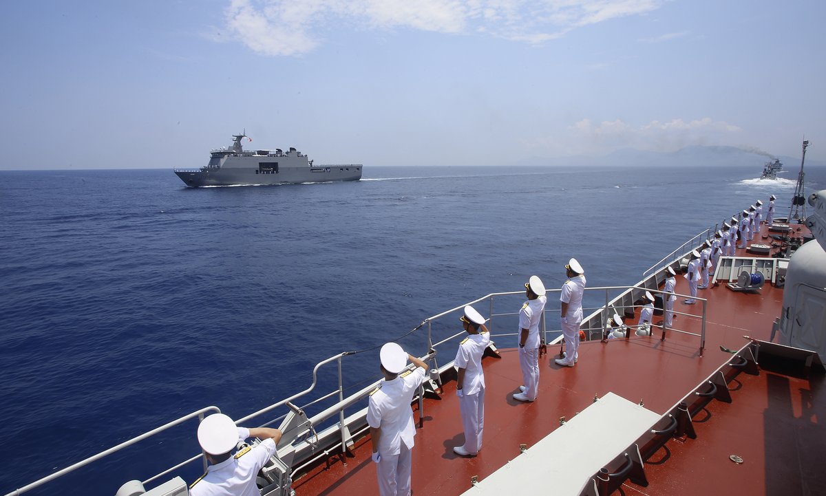 duyet-binh-hai-quan-1-4561-1683856146 Thủy thủ đoàn tàu 015 Trần Hưng Đạo chào tàu chỉ huy Philippines trong duyệt binh hôm 11/5. Ảnh: Báo Hải quân