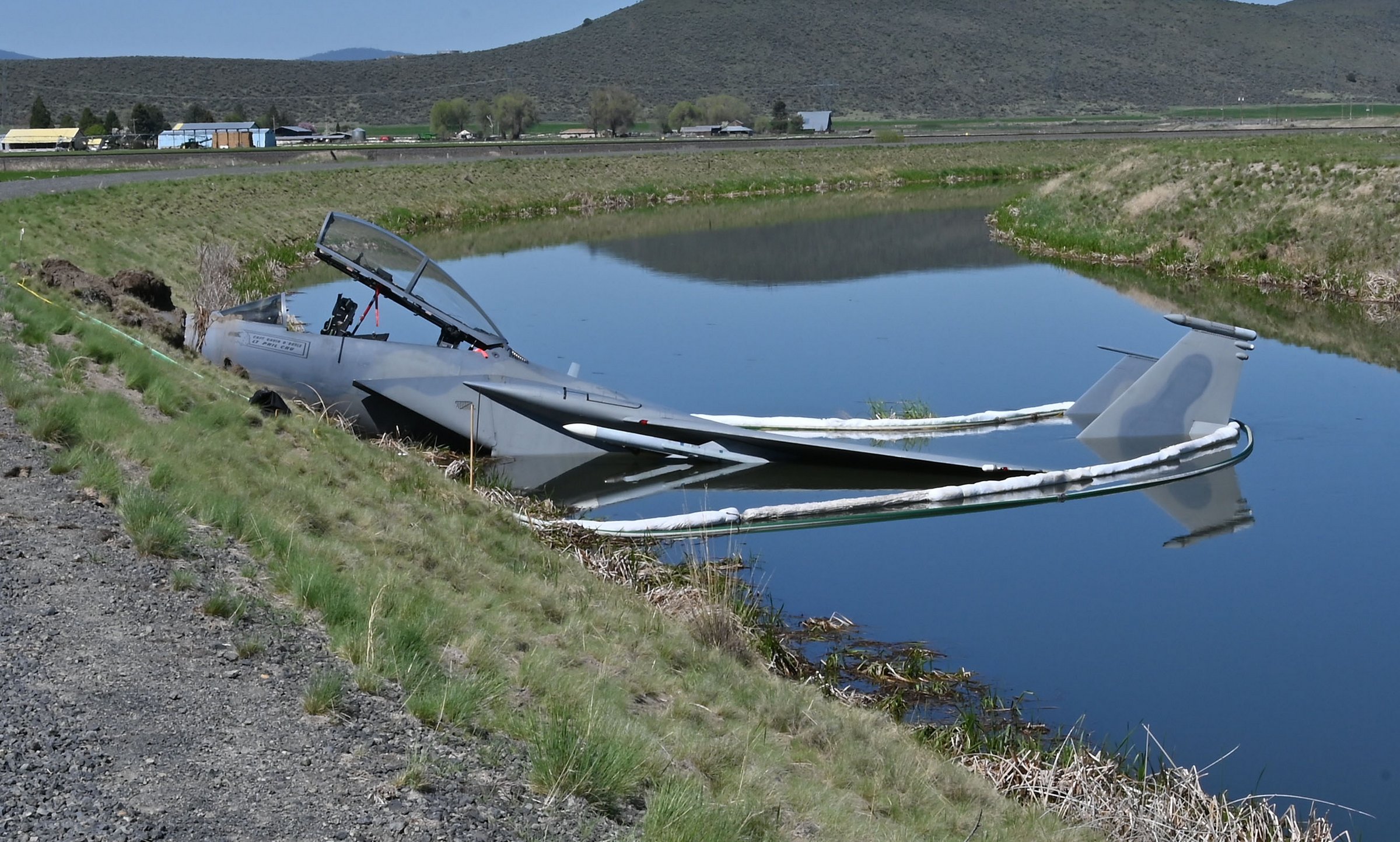 f-15d-1-jpg-2037-1684290474 Tiêm kích F-15D Mỹ dưới kênh thủy lợi sau sự cố ở bang Oregon hôm 16/5. Ảnh: USAF