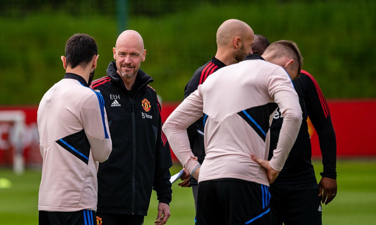 Ten Hag trò chuyện với Bruno Fernandes trên sân tập Man Utd ngày 18/5. Ảnh: manutd.com