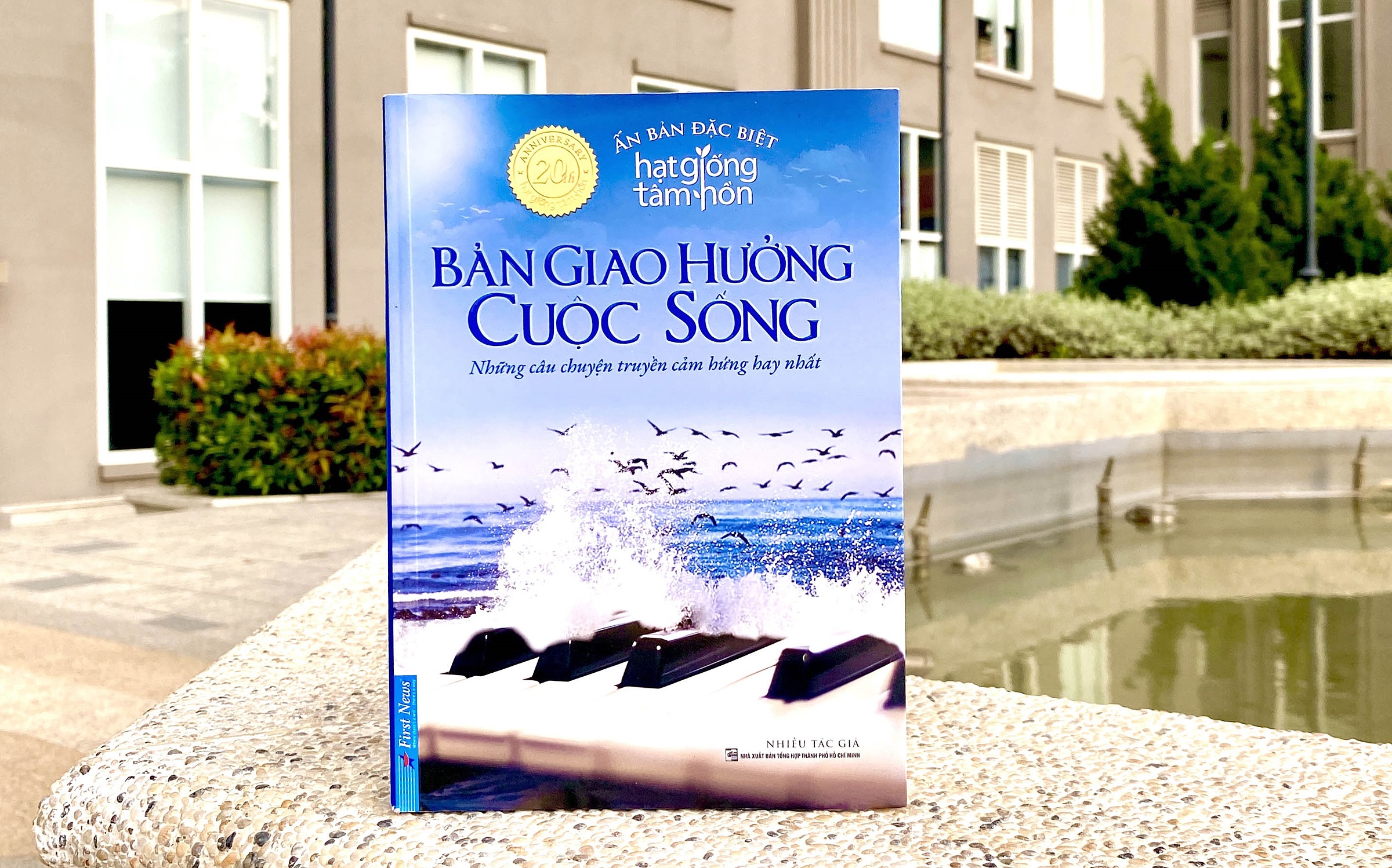 hgth-tuyenchonnhungcauchuyenha-8740-5365-1684398914 Bìa sách Bản giao hưởng cuộc sống - ẩn bản đặc biệt của Hạt giống tâm hồn, do First News phát hành. Ảnh: First News