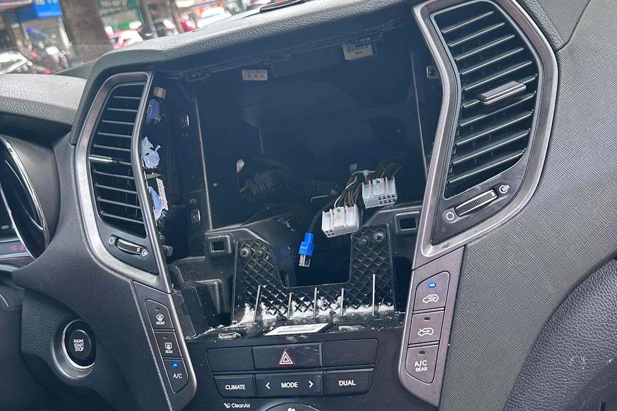 image-28-05-2023-at-13-11-jpeg-9444-1685255426 Ôtô bị kẻ gian cạy lấy màn hình. Ảnh: Ngọc Oanh