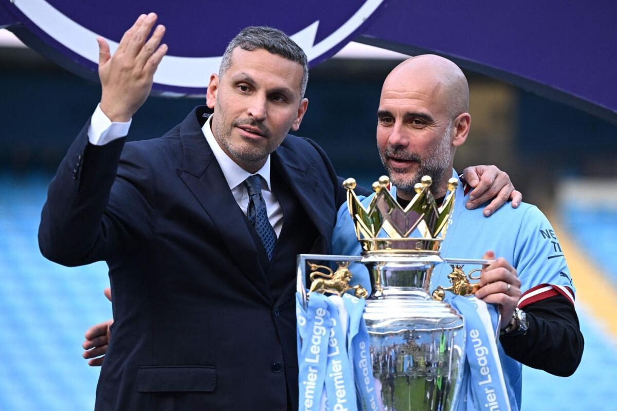 image-jpeg-6127-1684843325 Chủ tịch Khaldoon al-Mubarak chia vui cùng HLV Guardiola trong lễ nhận cup vô địch Ngoại hạng Anh trên sân Etihad ngày 21/5. Ảnh: AFP
