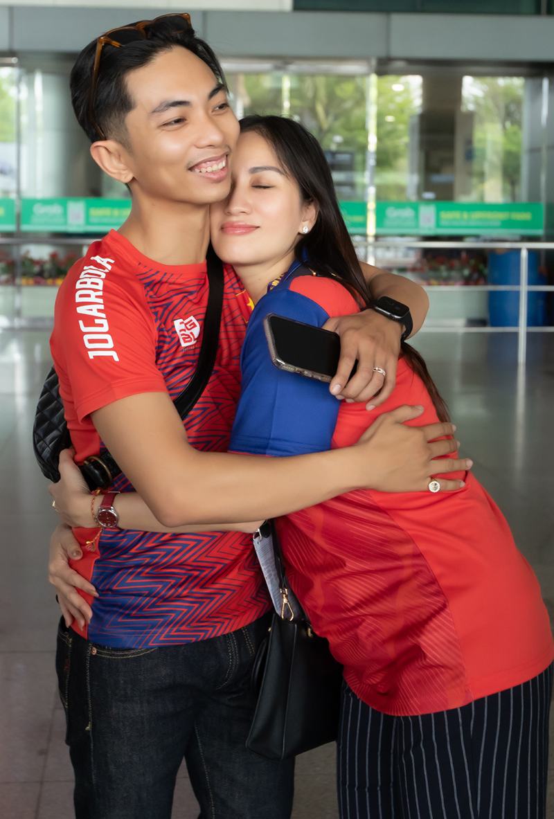 khanh-thi-2-4773-1684315767 Chồng Khánh Thi - Phan Hiển - đến sân bay Tân Sơn Nhất, sáng 17/5 đón vợ cũng như chúc mừng đội tuyển dancesport - breaking Việt Nam.. Ảnh: Bill