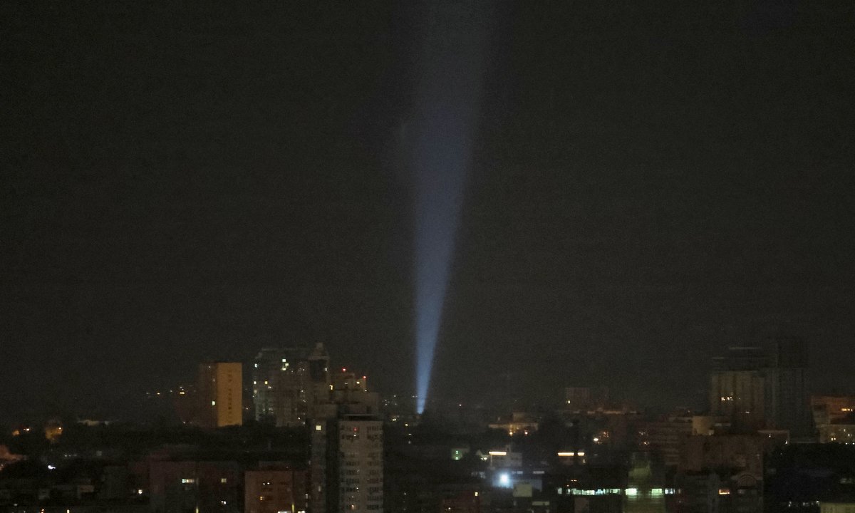 kiev-1-jpg-1386-1684985600 Phòng không Ukraine rọi đèn pha để tìm UAV Nga trên bầu trời Kiev đêm 19/5. Ảnh: Reuters
