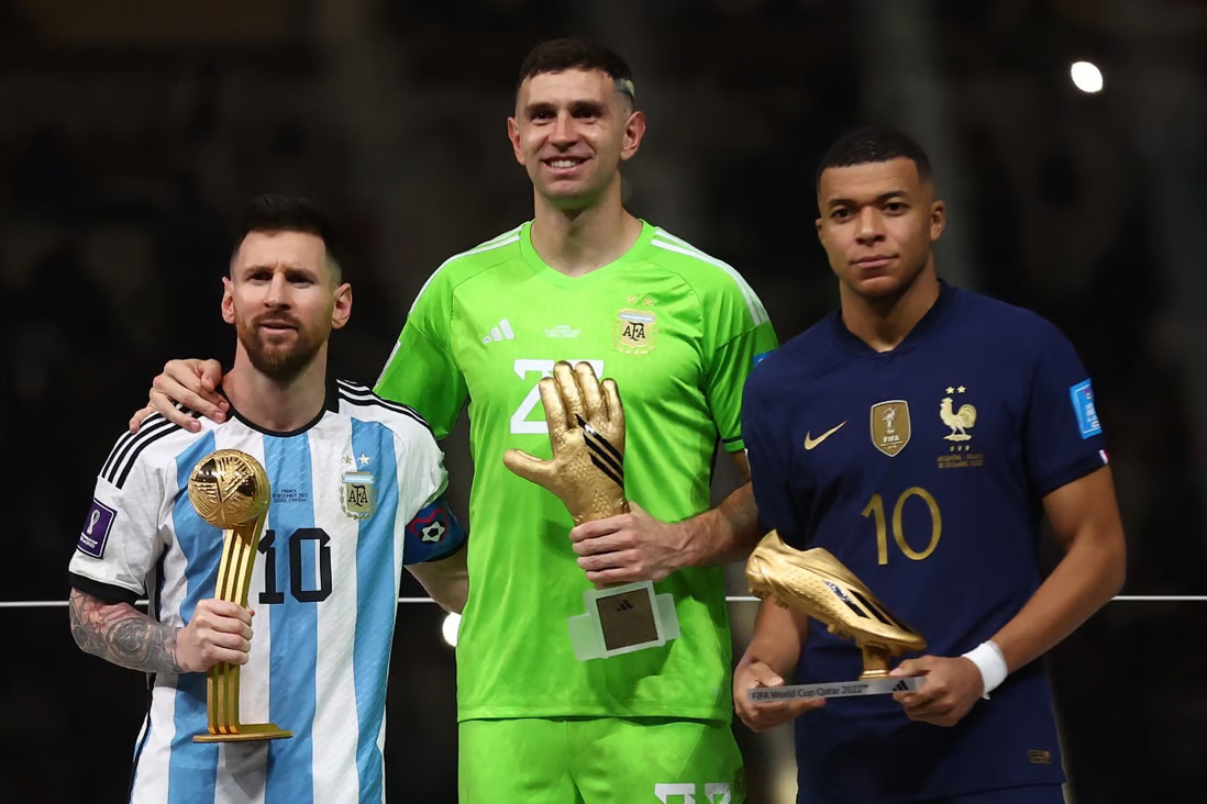 new-project-9-5503-1684831453 Messi (trái) cầm Quả Bóng Vàng World Cup 2022 bên cạnh Martinez và Mbappe, sau trận chung kết hôm 18/12. Ảnh: Reuters