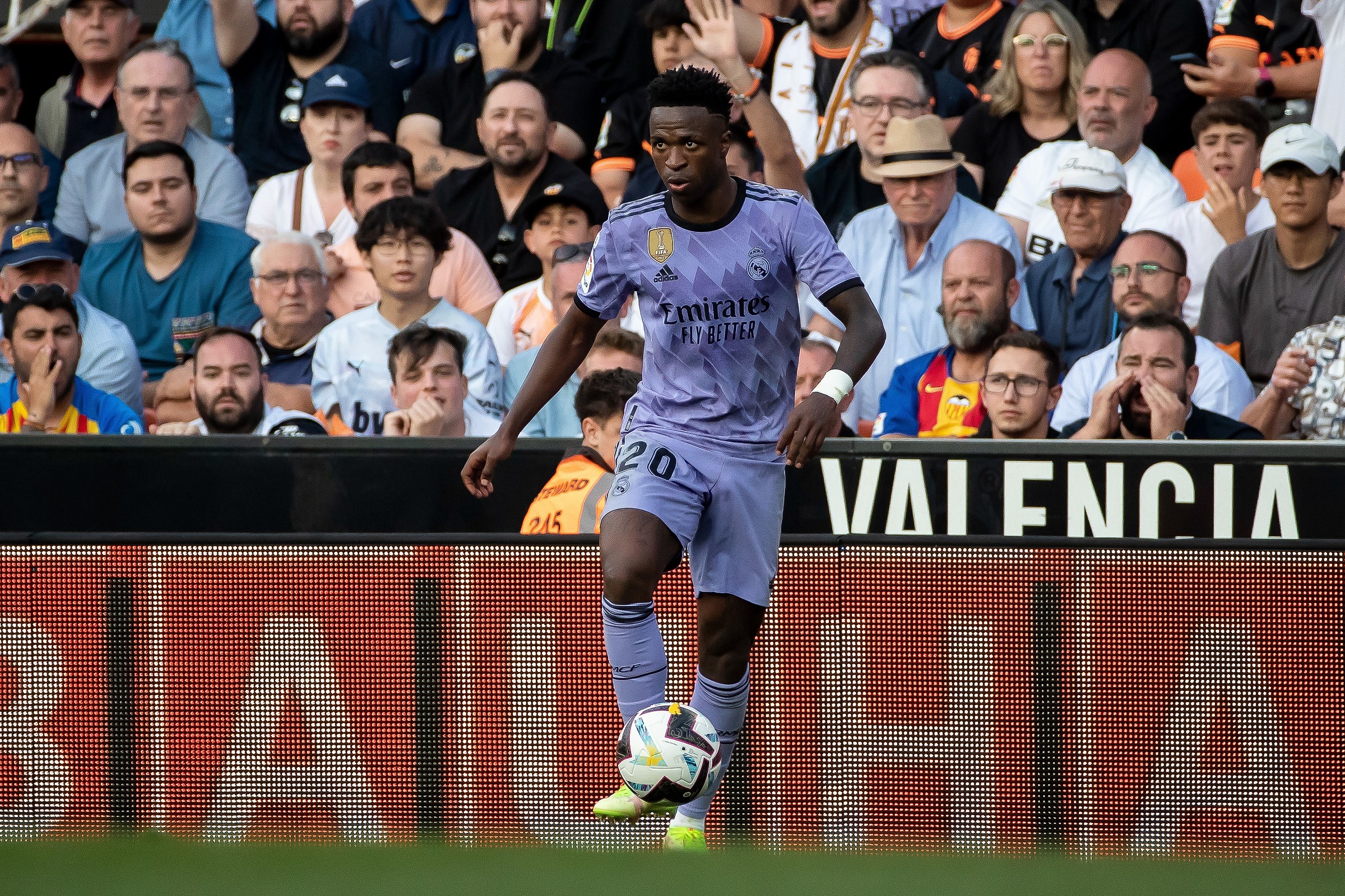 nuzphoto-1684975555-6852-1684976027 Vinicius bị một số CĐV Valencia la ó trong trận Real thua 0-1 tại Mestalla ngày 21/5. Ảnh: Nur Photo / AFP