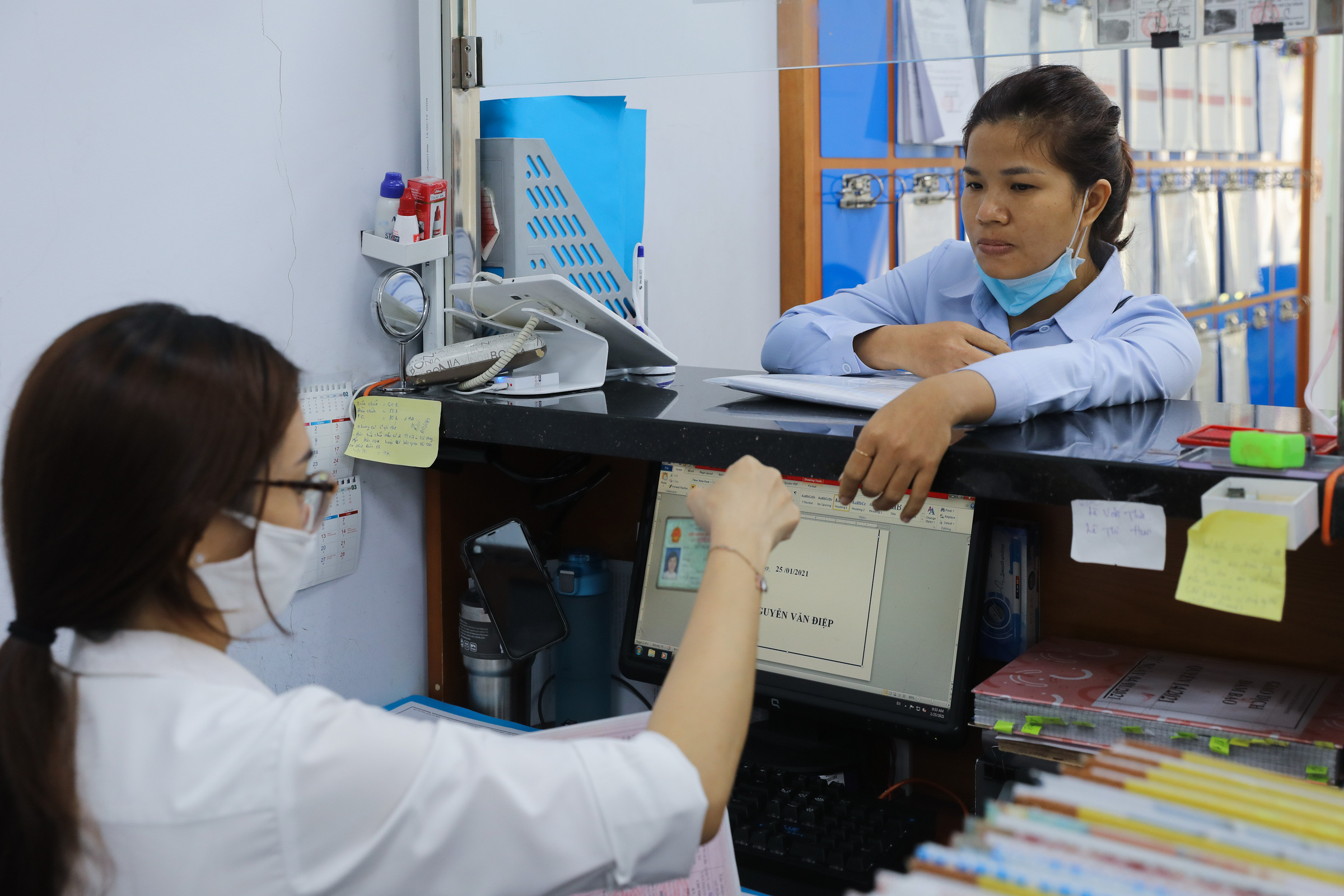 quyn7792-8591-1684856939 Người dân đến làm thủ tục hành chính tại Bộ phận tiếp nhận và trả hồ sơ hành chính khu vực 2, TP Thủ Đức, TP HCM, tháng 1/2021. Ảnh: Quỳnh Trần