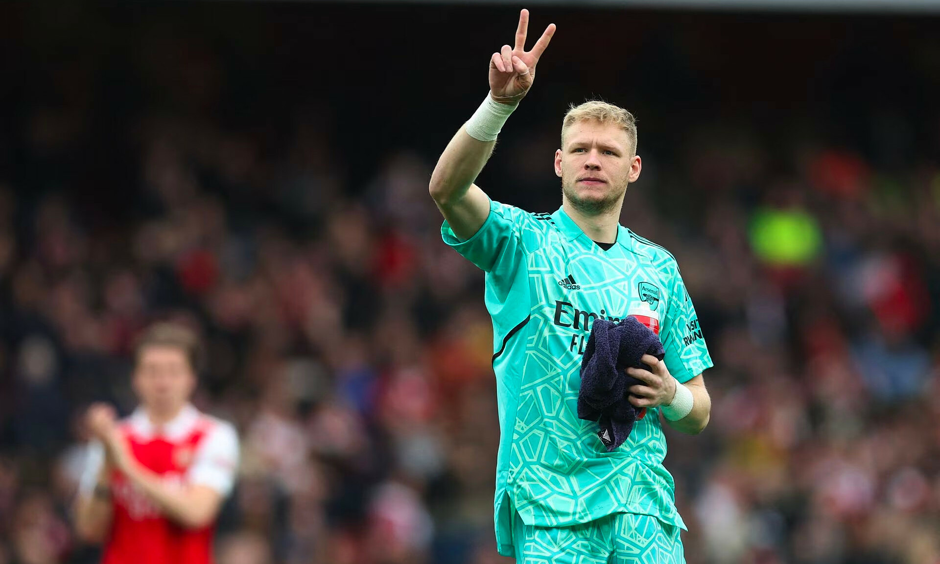Thủ môn Ramsdale sau trận Arsenal thắng Leeds ngày 1/4/2023 ở Ngoại hạng Anh trên sân Emirates, thành phố London. Ảnh: Reuters