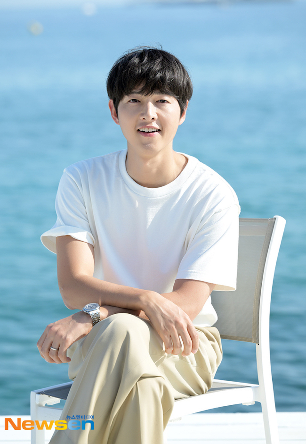 song-2-6579-1685329692 Joong Ki chụp hình ở Cannes, Pháp. Ảnh: Newsen