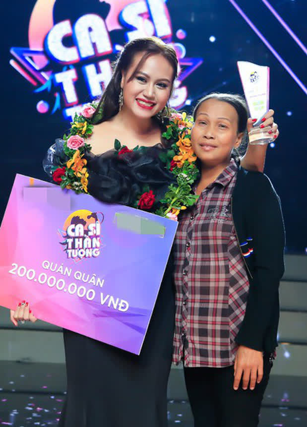 Ca sĩ Kim Loan cổ vũ con gái Sofia trong đêm chung kết Ca sĩ thần tượng năm 2018. Ảnh: THVL