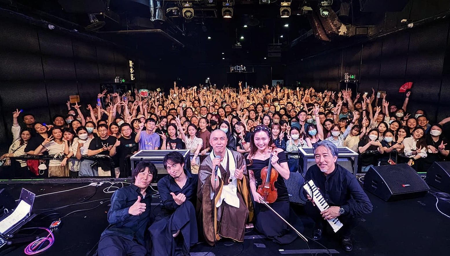 su-thay-nhat-ban-1684315671-6884-1684317199 Sư thầy Kanho Yakushiji (giữa) chụp hình cùng ban nhạc và người hâm mộ sau buổi biểu diễn ở Thâm Quyến hôm 16/5. Ông tiếp tục hát ở Quảng Châu (17/5), Hàng Châu (18/5), Thượng Hải (20/5), Bắc Kinh (23, 24/5). Ảnh: Instagram Kanho Yakushiji