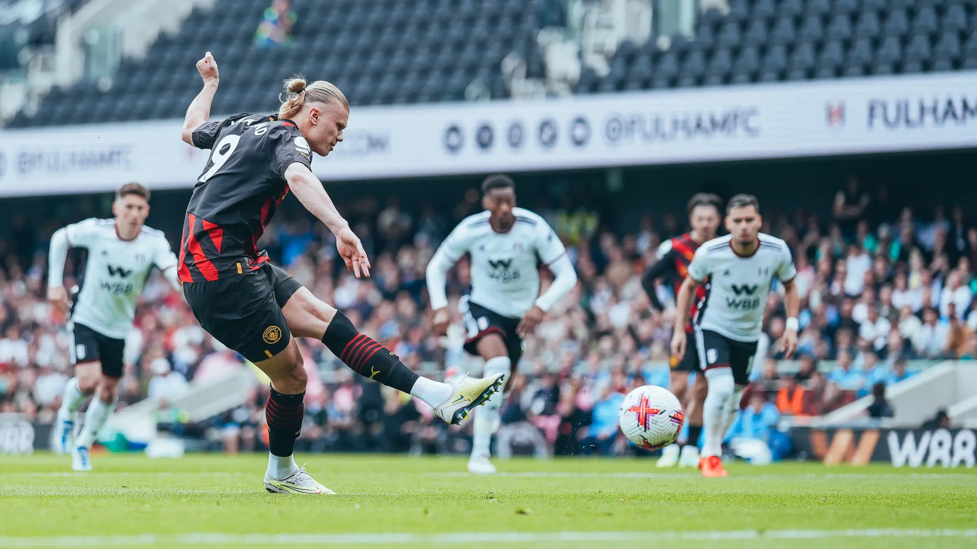 tf701120-jpeg-7633-1683086281 Haaland đá phạt đền ghi bàn trong trận Man City thắng West Ham ở vòng 34 Ngoại hạng Anh ngày 30/4. Ảnh: mancity.com