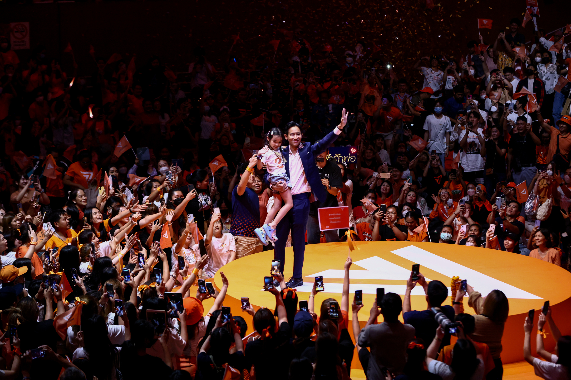 tha-i-lan-4071-1684124216 Pita Limjaroenrat, lãnh đạo đảng Move Forward và là ứng viên thủ tướng, được vây quanh với đông đảo người ủng hộ là cử tri trẻ tuổi, tại sự kiện ngày 12/5 ở Bangkok. Ảnh: AFP