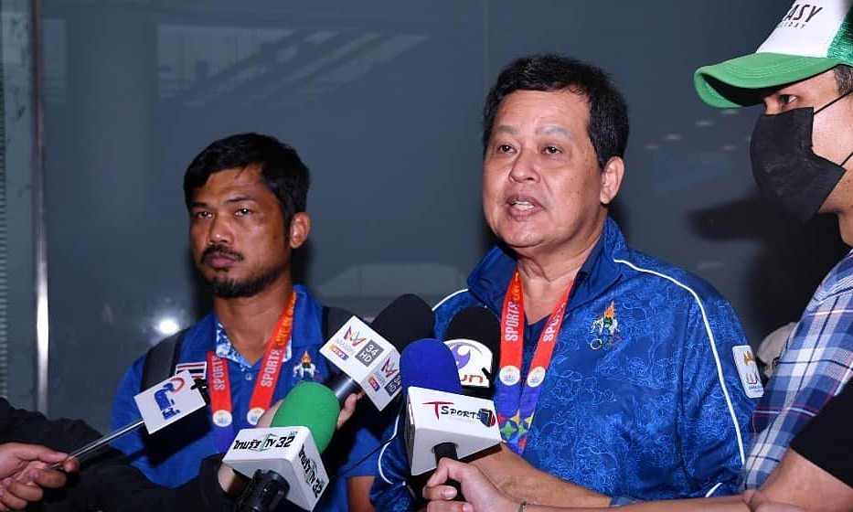 truong-doan-u22-thai-lan-jpeg-7399-9947-1684408685 Trưởng đoàn U22 Thái Lan Yutthana Yimkarun (giữa) từ chức sau sự cố ở chung kết SEA Games 32. Ảnh: FAT