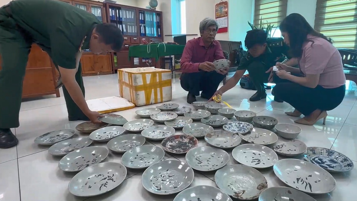 ts-doan-ngoc-khoi-7555-1684851430 TS Đoàn Ngọc Khôi (áo đỏ) kiểm tra các đĩa gốm cổ. Ảnh: Nguyễn Tánh