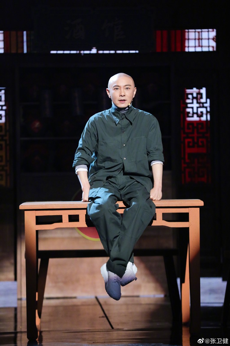 ve-kien-8251-1684297858 Trương Vệ Kiện ghi hình show truyền hình năm ngoái. Ảnh: Weibo/Zhang Weijian