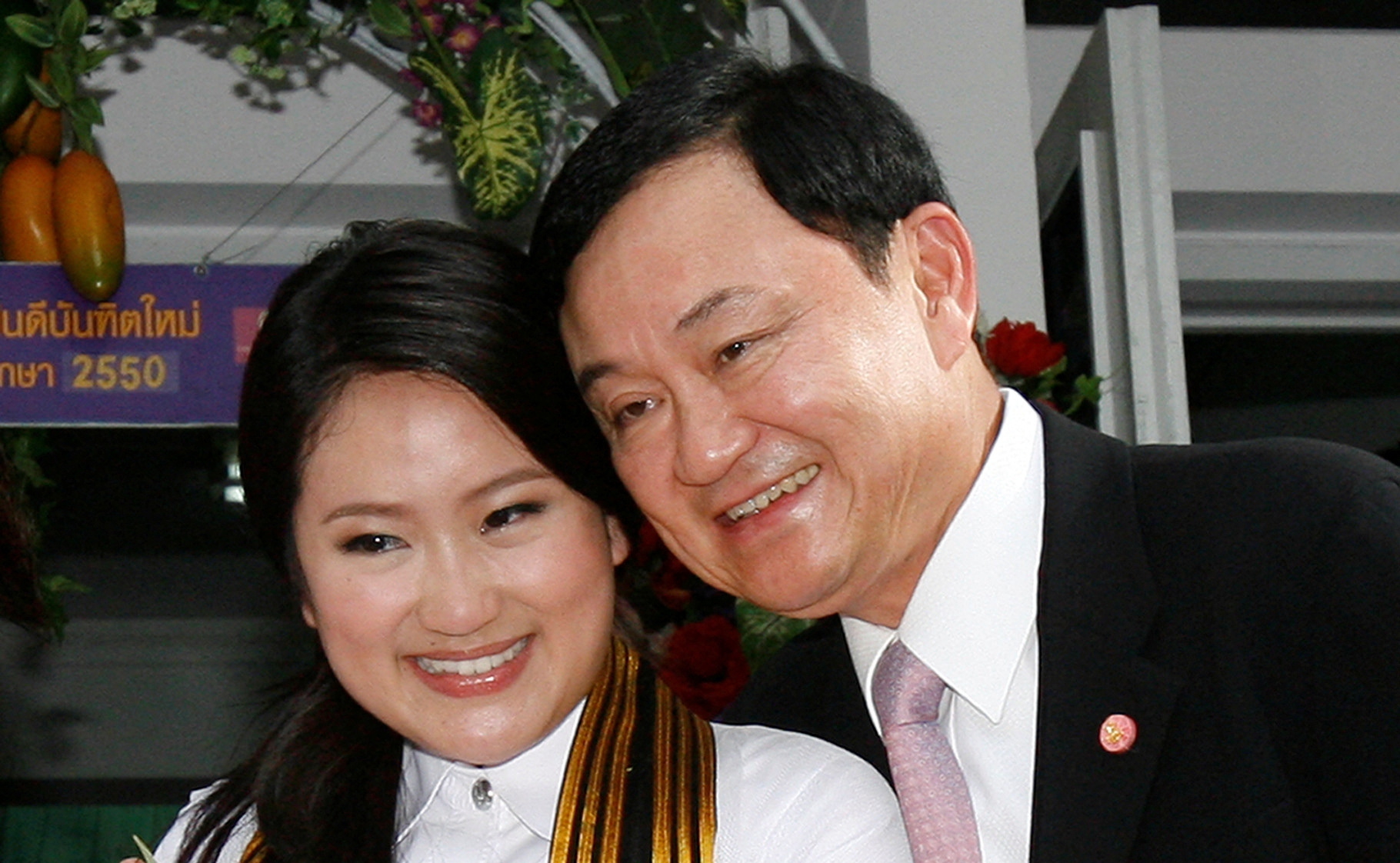 xrwsfowkpvj75byuypaacpv5ji-jpe-3536-7953-1684294863 Cựu thủ tướng Thái Lan Thaksin Shinawatra và con gái Paetongtarn Shinawatra trong ngày cô tốt nghiệp năm 2008. Ảnh: Reuters