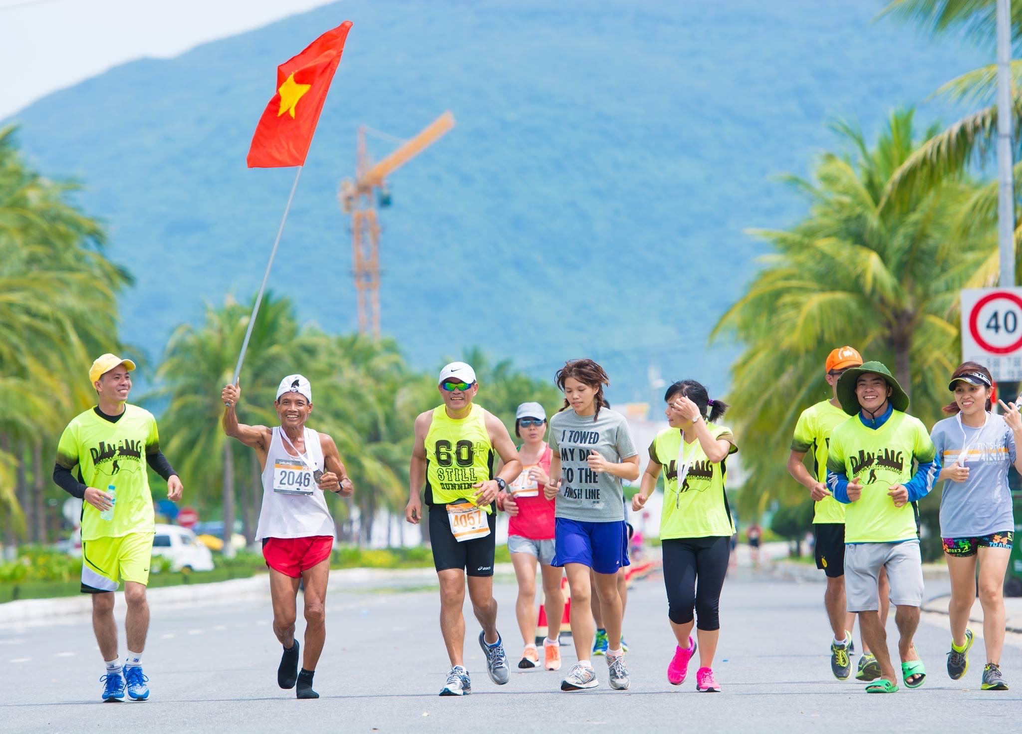 0-9715-1686489641 Ông Bảo Hòa (áo số 60), 70 tuổi, đang có lịch tập cố định mỗi tuần cùng các runner trẻ hơn để tham dự Cuộc thi marathon quốc tế Đà Nẵng, sẽ diễn ra tháng 8 tới. Ảnh: Nhân vật cung cấp