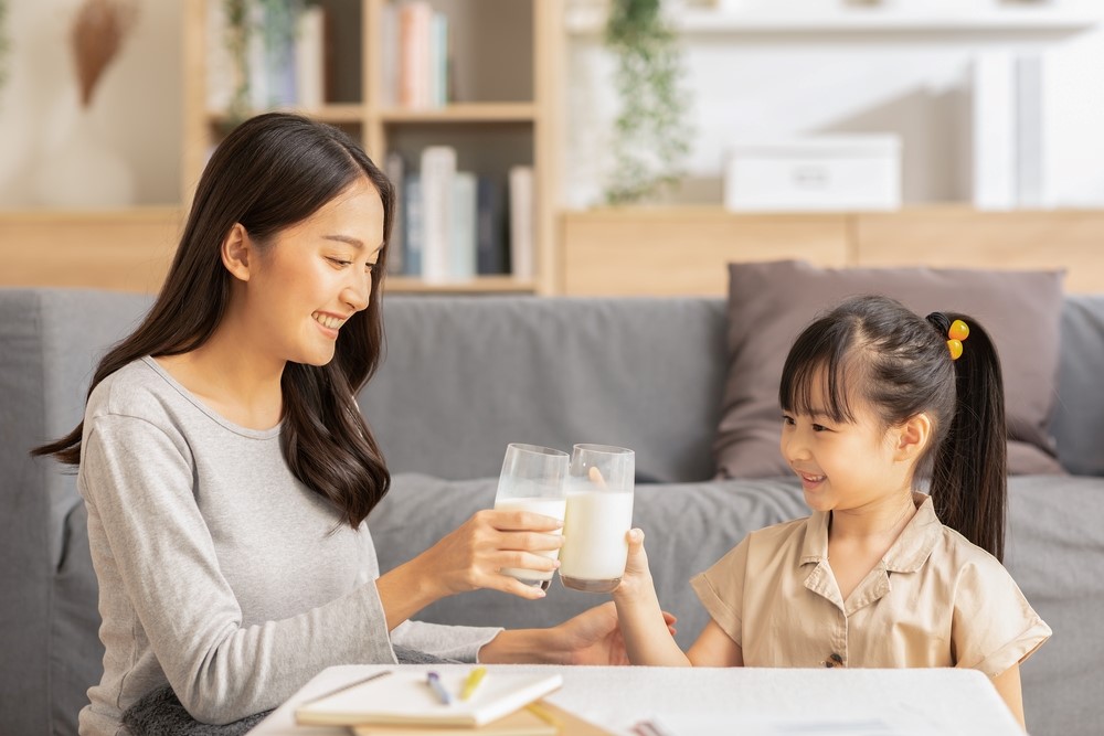 Sữa chứa nhiều canxi nên được nhiều mẹ lựa chọn cho con uống để phát triển chiều cao. Ảnh: XIN NGUỒN