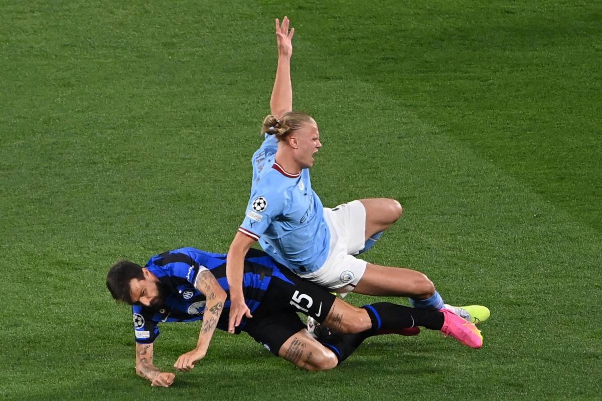 1686502881-haaland-acerbi-man-1958-9261-1686530657 Acerbi (số 15) trong một pha truy cản thành công với Haaland ở chung kết Champions League trên sân Ataturk, Istanbul, Thổ Nhĩ Kỳ ngày 10/6. Ảnh: Il Giornale